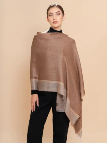 mujer con chal de baby alpaca marrón y gris natural