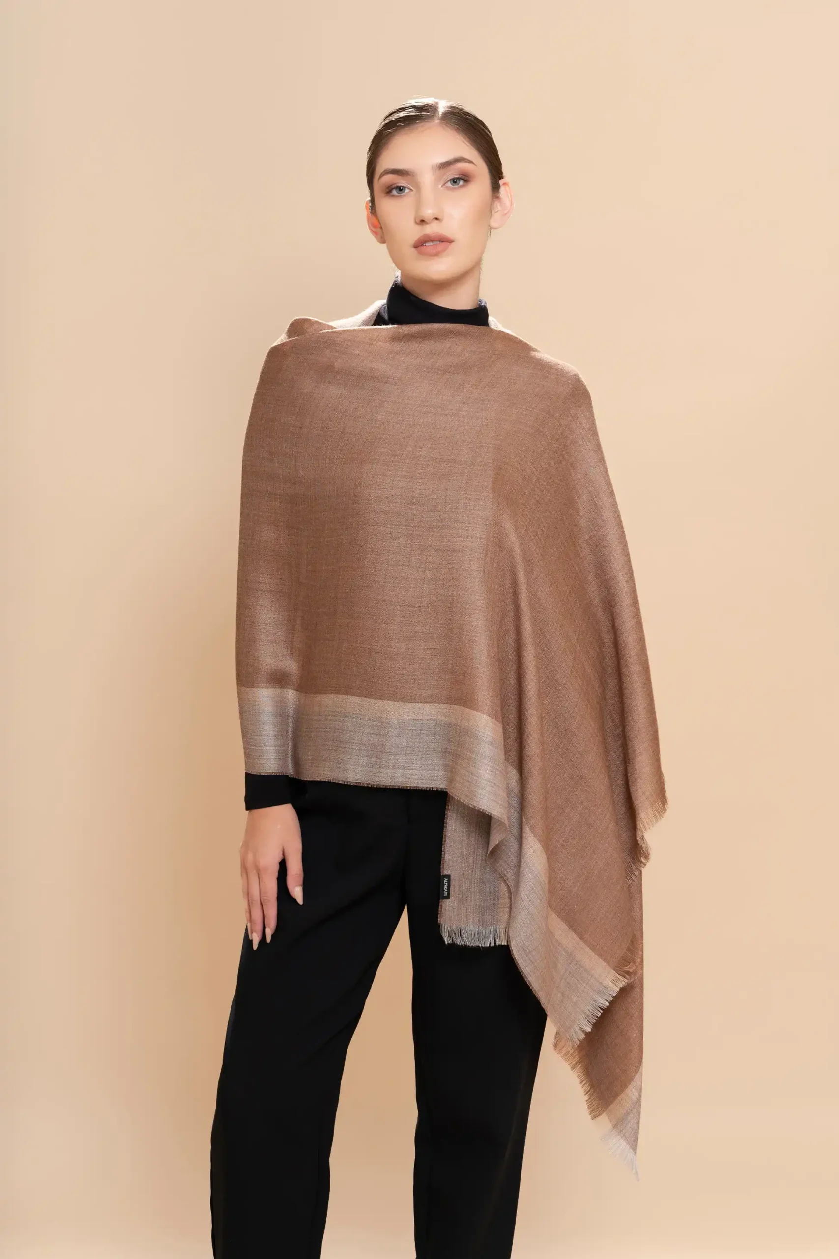 mujer con chal de baby alpaca marrón y gris natural