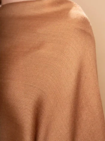 Detalle de chal de baby alpaca en camel