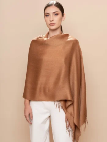 Mujer con chal en el hombro de baby alpaca en camel