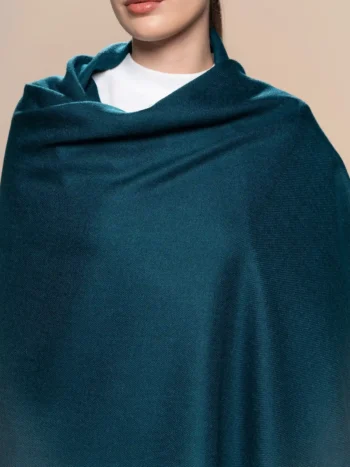 Detalle de chal de baby alpaca en verde jade