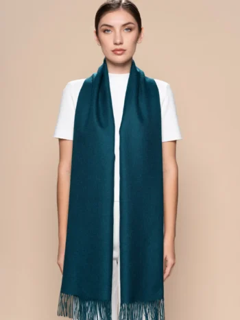 mujer con chal de baby alpaca en verde jade