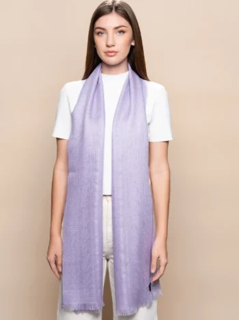 Mujer con chal de baby alpaca en lavanda con tejido jacquard