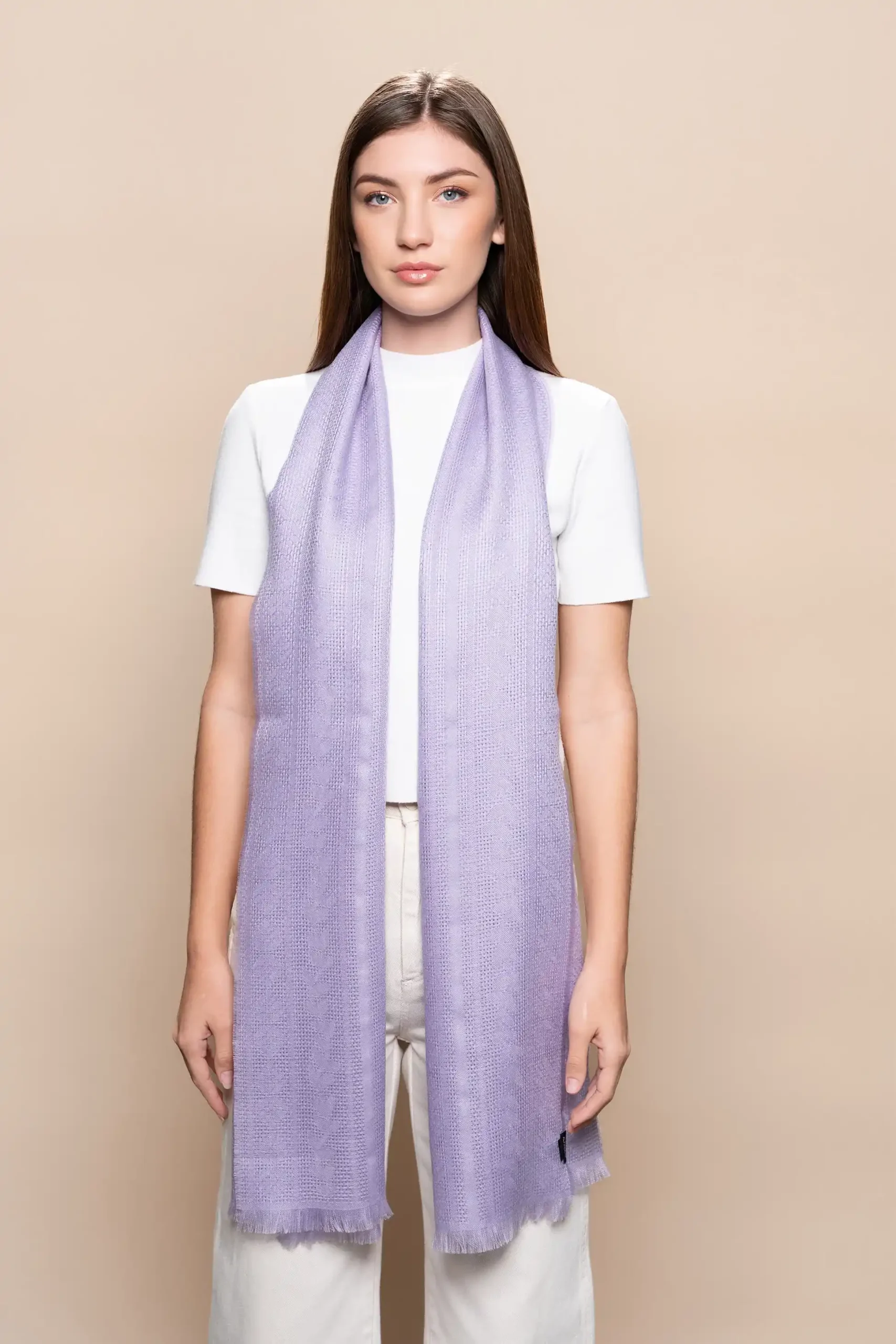 Mujer con chal de baby alpaca en lavanda con tejido jacquard