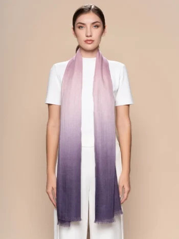 mujer con chal de baby alpaca color lavanda y morado