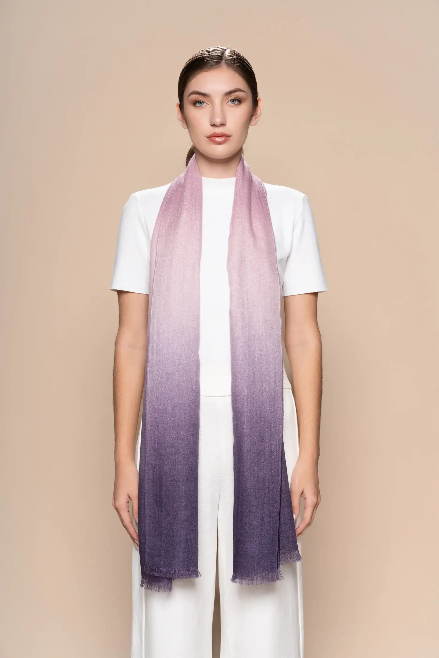 mujer con chal de baby alpaca color lavanda y morado