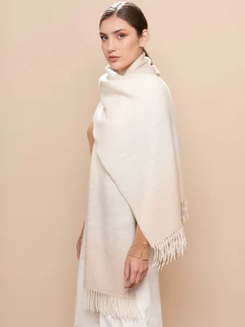 mujer con chal de baby alpaca, en el hombro, en gris claro y beige natural