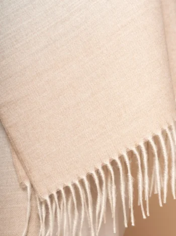 Textura de chal de baby alpaca en gris claro y beige natural