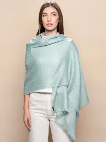 Detalle de chal de baby alpaca en verde menta con tejido jacquard