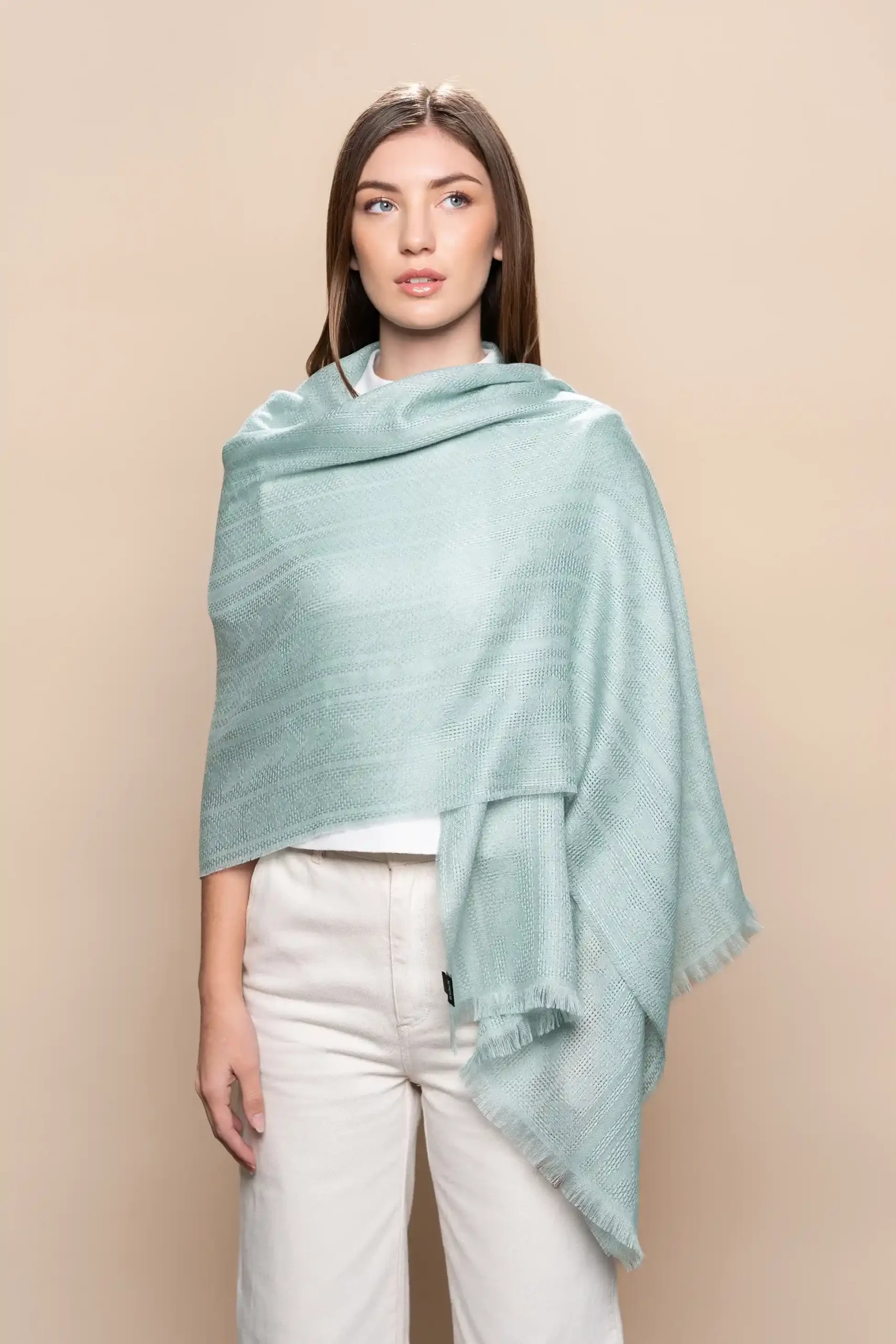 Detalle de chal de baby alpaca en verde menta con tejido jacquard