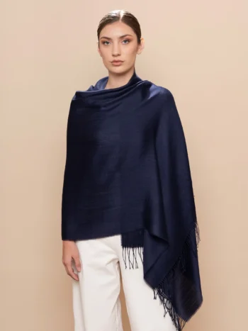 Mujer con chal en el hombro de baby alpaca en azul marino