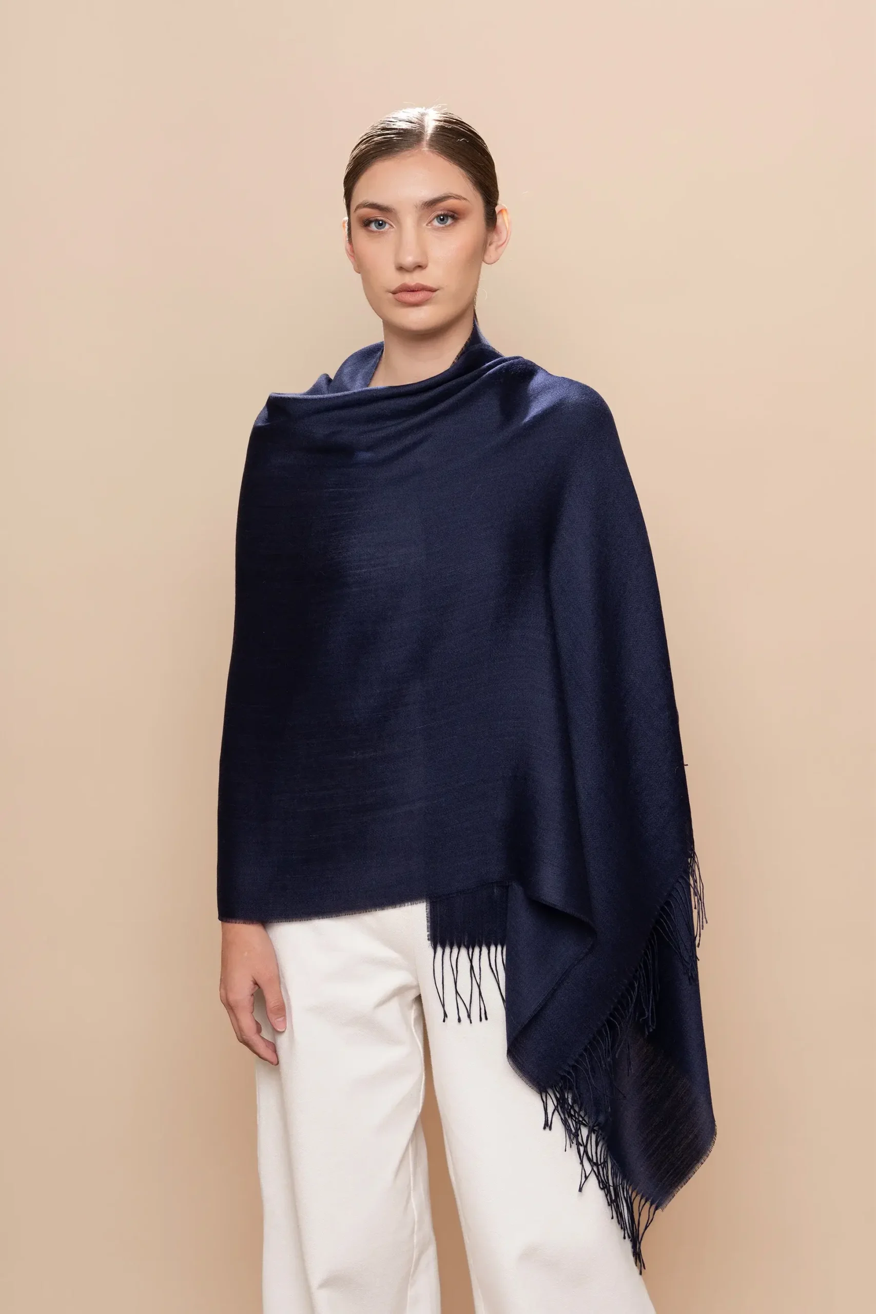 Mujer con chal en el hombro de baby alpaca en azul marino