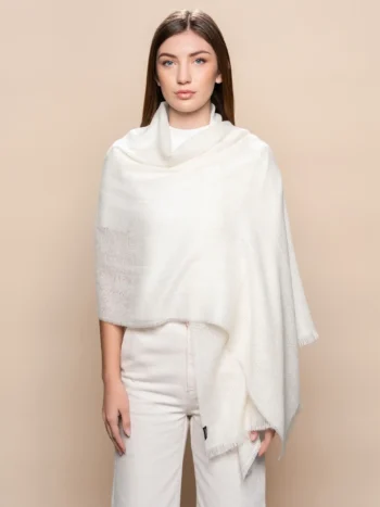 Detalle de chal de baby alpaca en blanco con tejido jacquard
