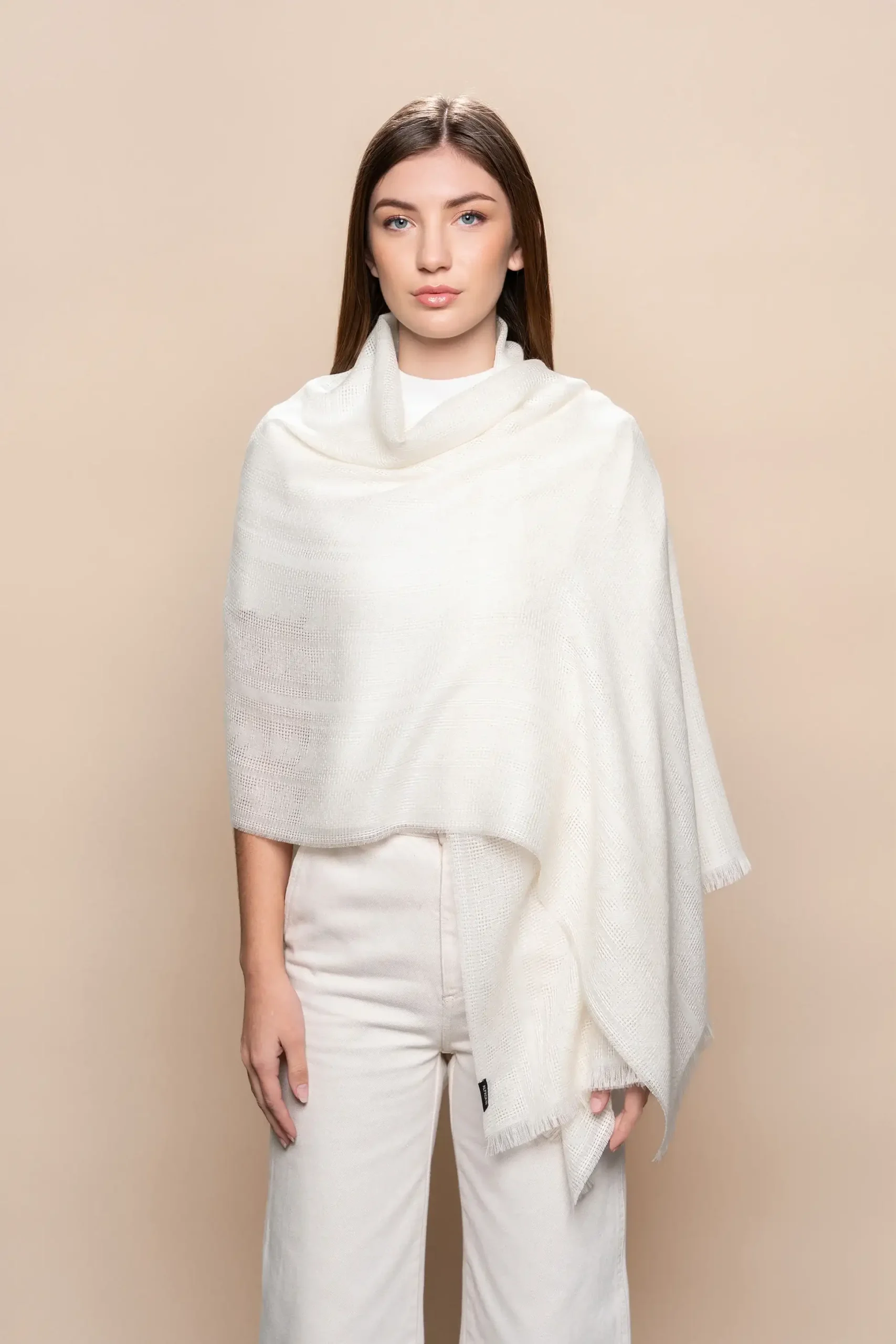 Detalle de chal de baby alpaca en blanco con tejido jacquard