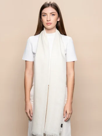 Mujer con chal de baby alpaca en blanco con tejido jacquard