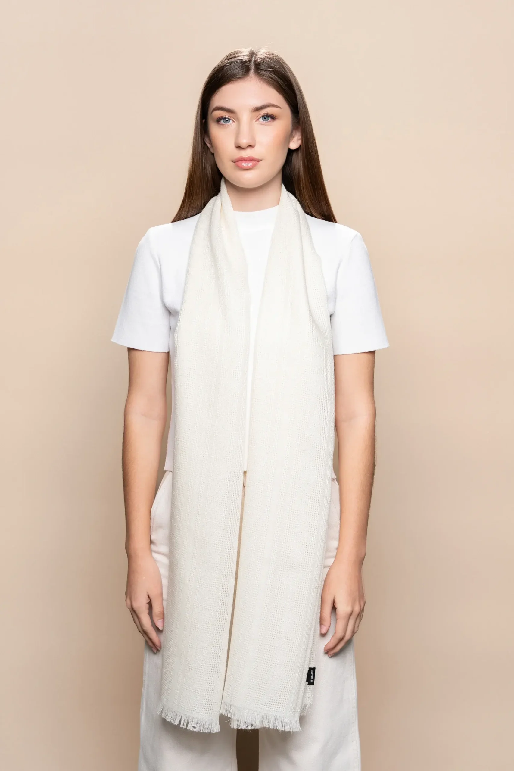 Mujer con chal de baby alpaca en blanco con tejido jacquard