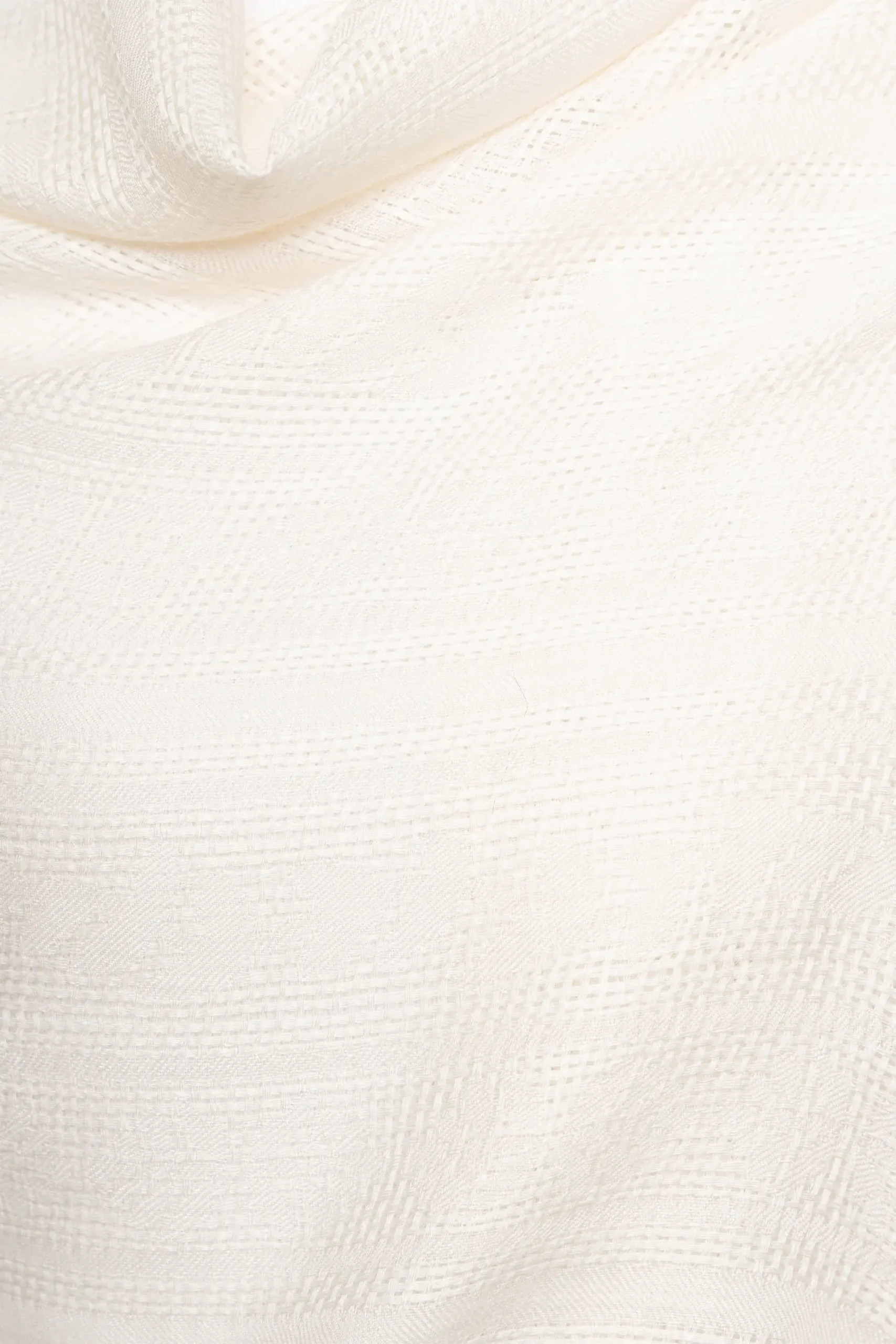 Textura de chal de baby alpaca en blanco con tejido jacquard