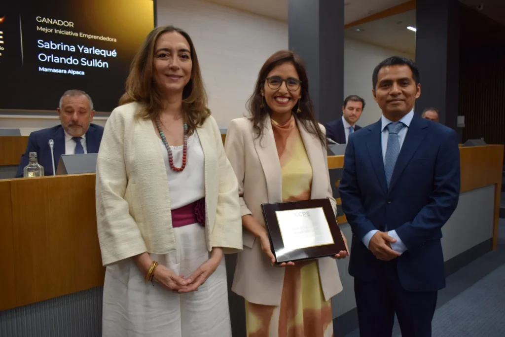 Sabrina y Orlando recibiendo el premio CCPE